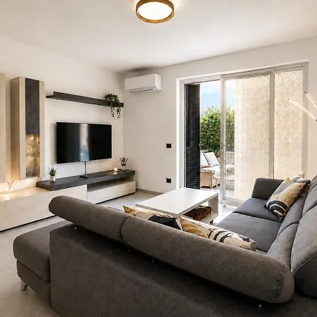 Smeraldo, Spacious Comfort On With Garden, Garage & Ac * Colico