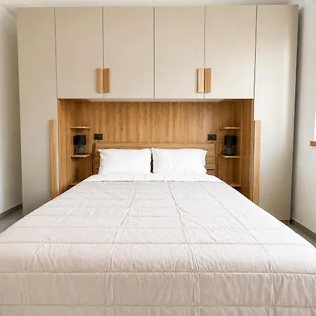 Smeraldo, Spacious Comfort On With Garden, Garage & Ac Villa *