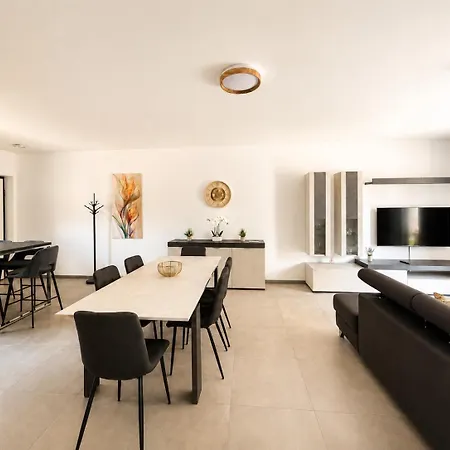 Villa Smeraldo, Spacious Comfort On With Garden, Garage & Ac *