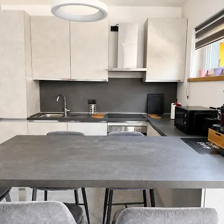 Smeraldo, Spacious Comfort On With Garden, Garage & Ac *