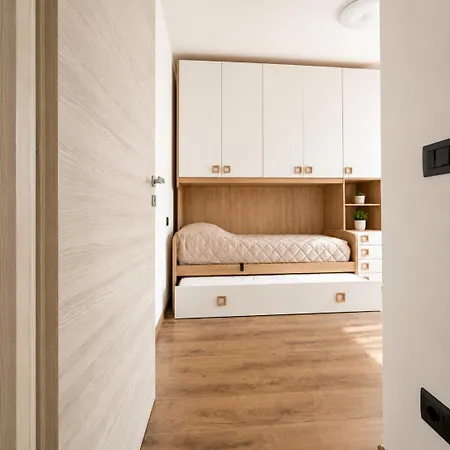 Smeraldo, Spacious Comfort On With Garden, Garage & Ac Villa