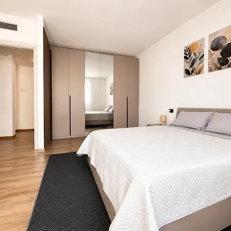Smeraldo, Spacious Comfort On With Garden, Garage & Ac Villa