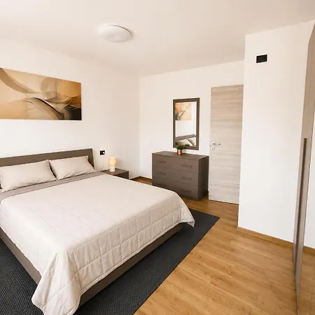 Smeraldo, Spacious Comfort On With Garden, Garage & Ac Villa