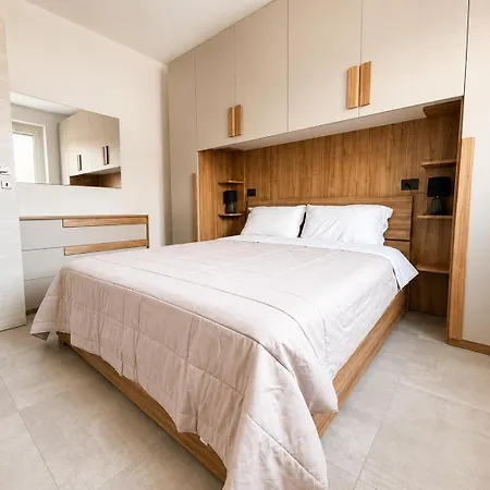 Villa Smeraldo, Spacious Comfort On With Garden, Garage & Ac *