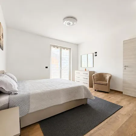 Smeraldo, Spacious Comfort On With Garden, Garage & Ac Villa Colico