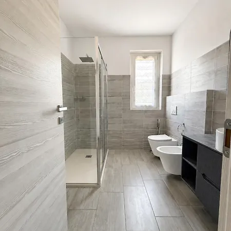 Smeraldo, Spacious Comfort On With Garden, Garage & Ac Villa