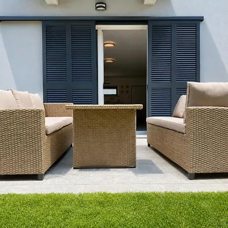 Smeraldo, Spacious Comfort On With Garden, Garage & Ac Villa